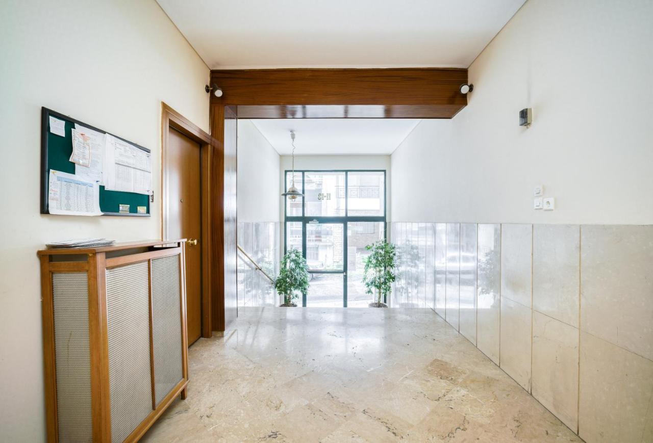 Delightful Stylish Two Bedroom Condo In Hip Area Of Central Athén Kültér fotó