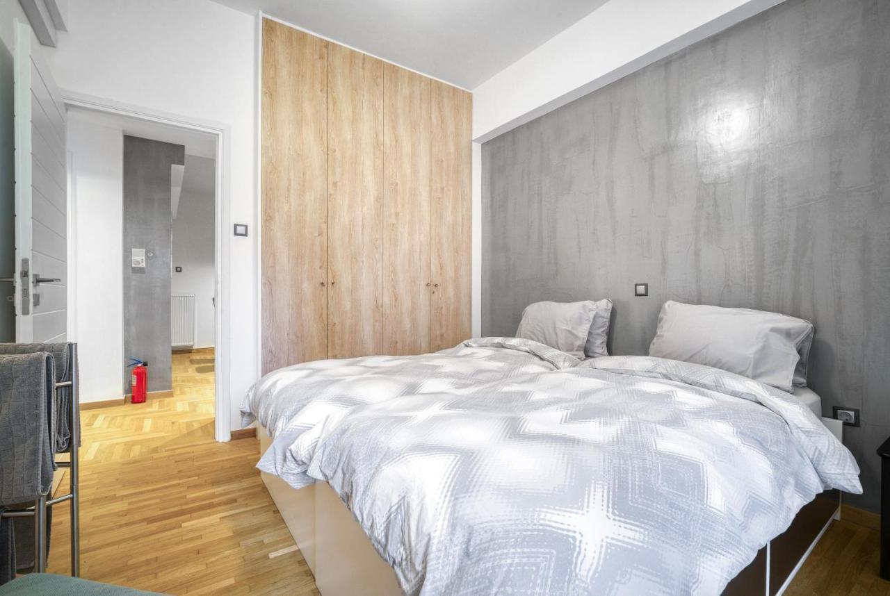 Delightful Stylish Two Bedroom Condo In Hip Area Of Central Athén Kültér fotó