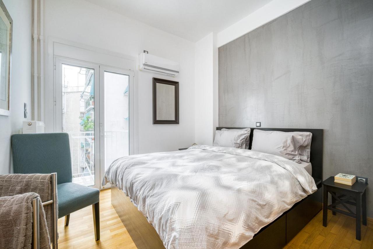 Delightful Stylish Two Bedroom Condo In Hip Area Of Central Athén Kültér fotó