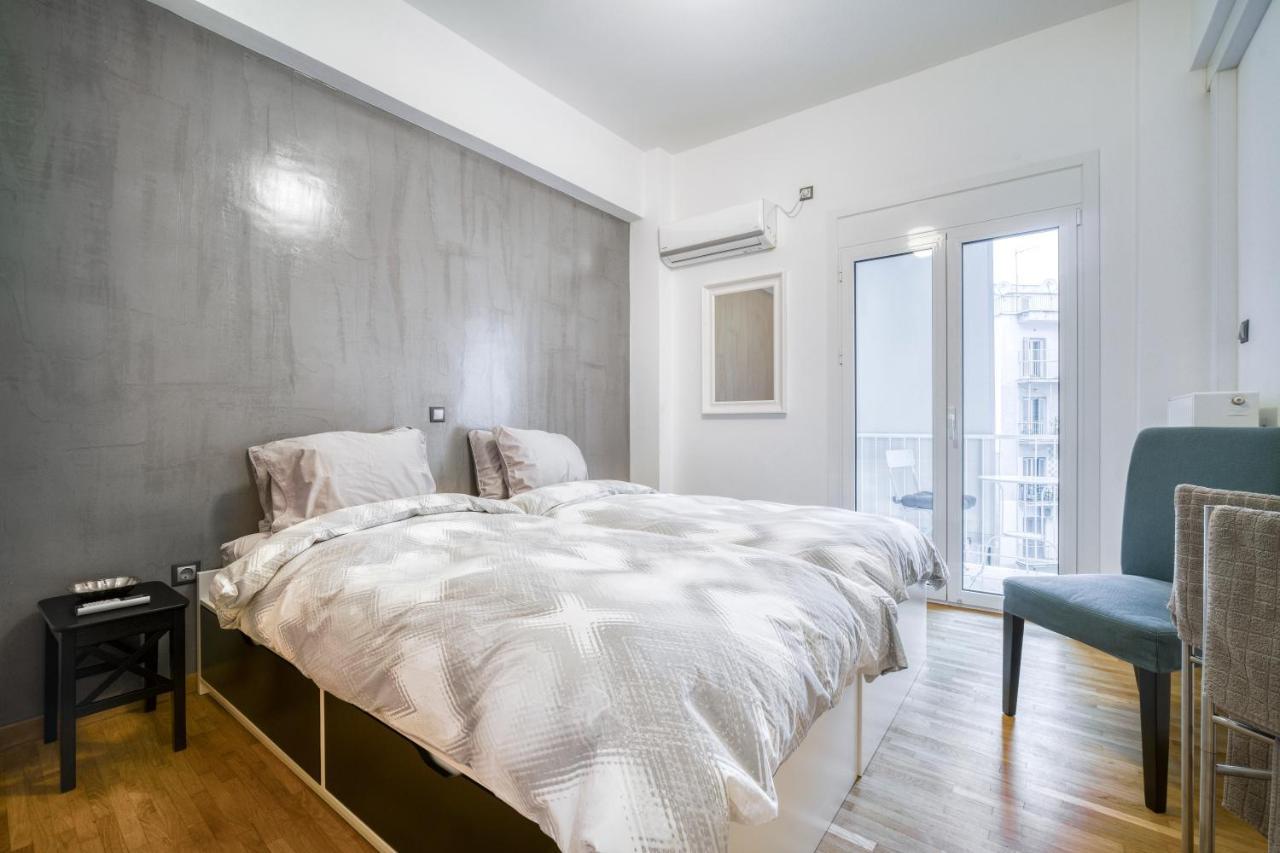 Delightful Stylish Two Bedroom Condo In Hip Area Of Central Athén Kültér fotó