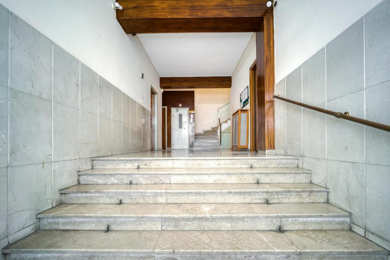 Delightful Stylish Two Bedroom Condo In Hip Area Of Central Athén Kültér fotó