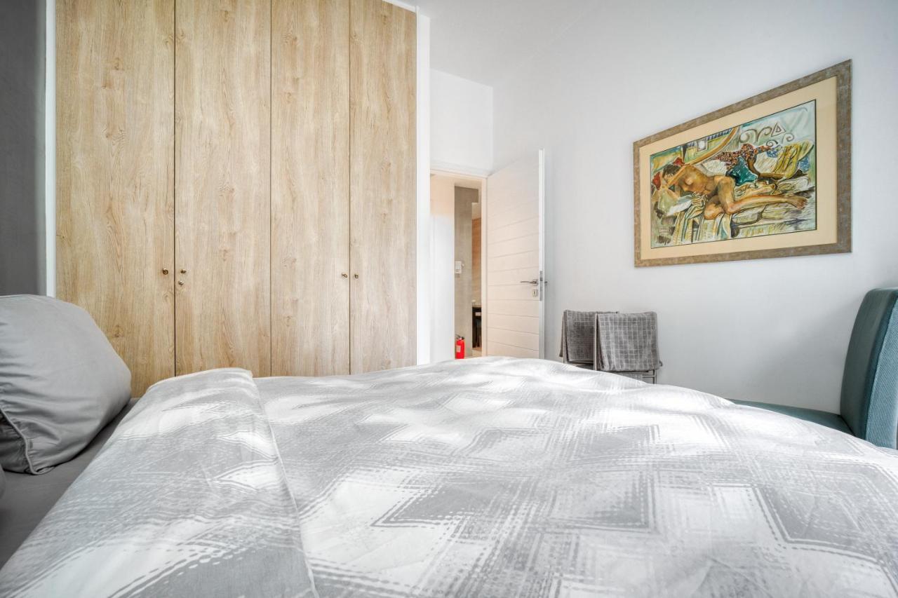 Delightful Stylish Two Bedroom Condo In Hip Area Of Central Athén Kültér fotó